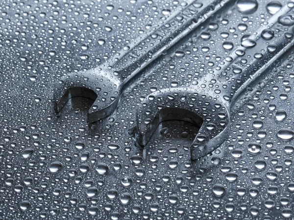 Wet spanners on metal background — Stock Photo, Image