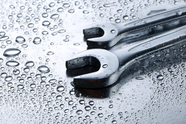 Wet spanners on metal background — Stock Photo, Image