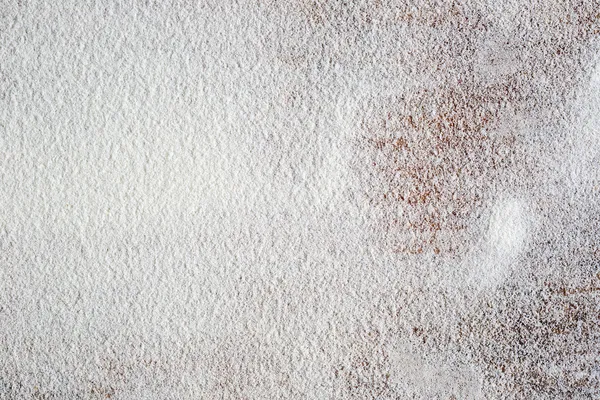 Белая мука на деревянном столе — стоковое фото