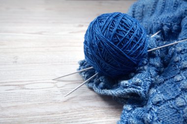 iplik ve örme ahşap bir masa üzerinde bir topu