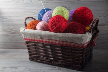 renkli topları ahşap bir masa üzerinde iplik 