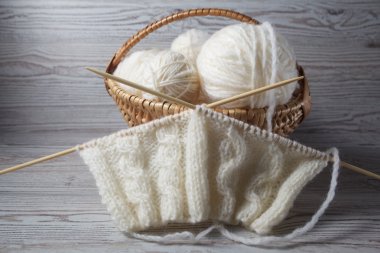 iplik ve örme ahşap bir masa üzerinde bir topu