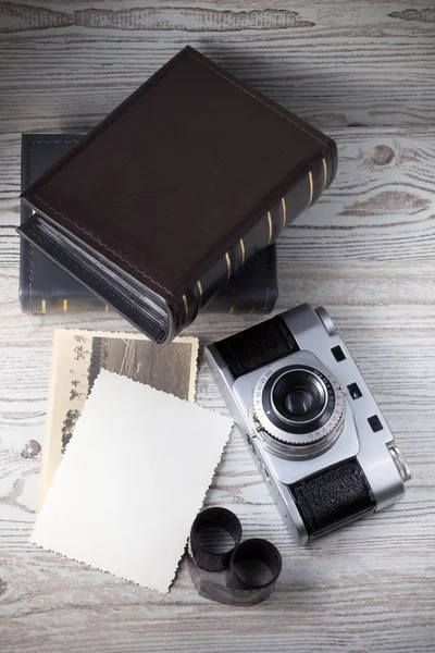 Vieja cámara y viejo álbum de fotos, viejos recuerdos — Foto de Stock