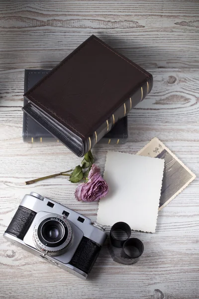 Vieja cámara y viejo álbum de fotos, viejos recuerdos —  Fotos de Stock