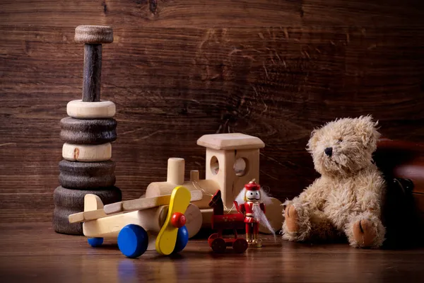Coleção de brinquedos de madeira velha crianças com ursinho de pelúcia — Fotografia de Stock