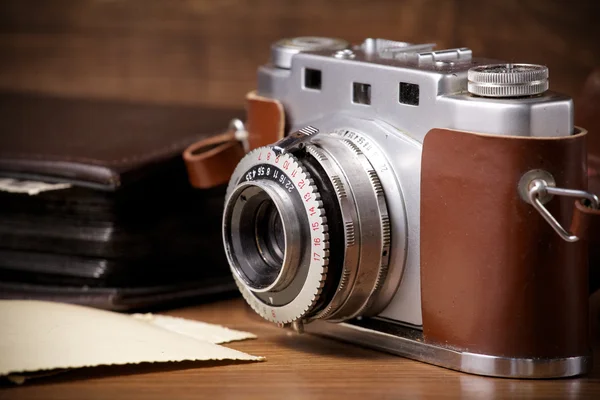 Vieja cámara y viejo álbum de fotos, viejos recuerdos — Foto de Stock