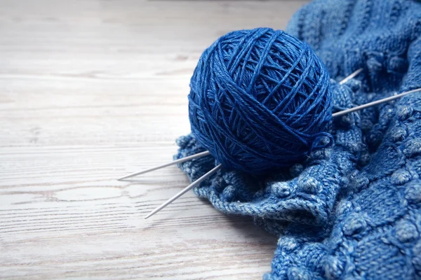 Balle de fil et tricot sur une table en bois — Photo