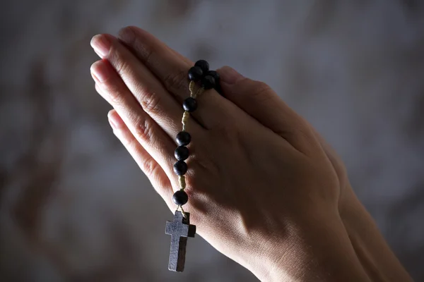 Praying with a rosary — Stock Photo, Image