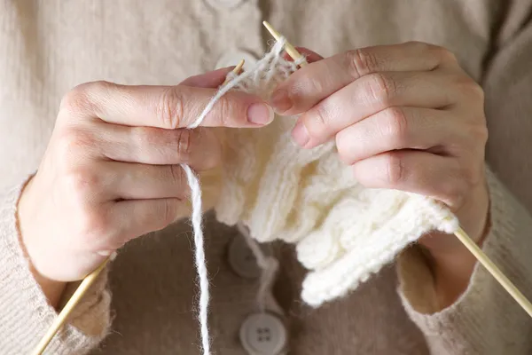Hands knitting cose-up — Stock Photo, Image
