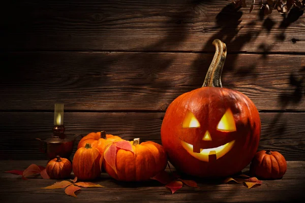 Хэллоуин тыква голову Джек фонарь на темном деревянном фоне — стоковое фото