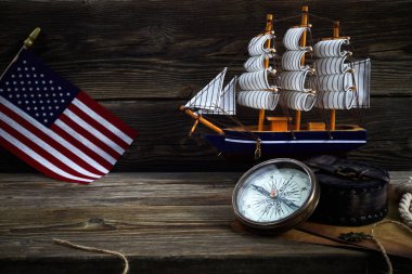 Columbus Günü. Koyu ahşap arka planda kopyalama alanı olan klasik keşif ekipmanları.