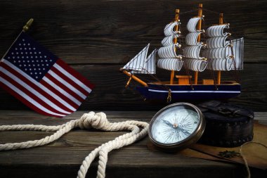 Columbus Günü. Koyu ahşap arka planda kopyalama alanı olan klasik keşif ekipmanları.