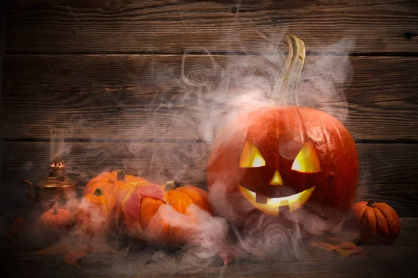 Halloween citrouille tête Jack lanterne sur fond bois foncé — Photo
