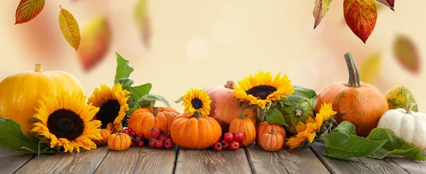 感恩节南瓜,秋天的叶子和浆果放在木制桌子上.落叶的秋天背景. — 图库照片