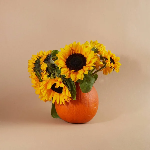 Composizione di fiori autunnali luminosi in un vaso di zucca — Foto Stock