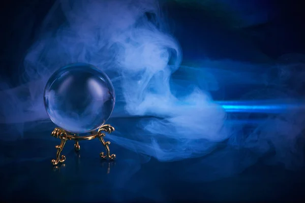 Koyu mavi dumanlı arka planda kristal küre. Geleceğe yönelik tahminler. — Stok fotoğraf