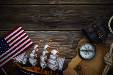 Columbus Günü. Koyu ahşap arka planda kopyalama alanı olan klasik keşif ekipmanları.