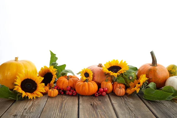 感恩节南瓜，花朵，秋天的叶子和浆果在木制桌子上。秋季背景. — 图库照片
