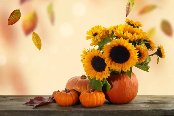 感恩节南瓜，花朵，秋天的叶子和浆果在木制桌子上。落叶的秋天背景. — 图库照片