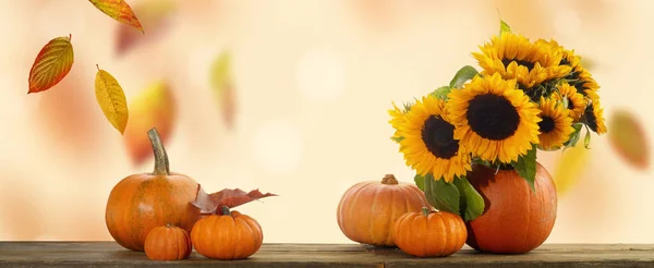 Şükran Günü balkabakları, sonbahar yaprakları ve ahşap masada böğürtlenler. Düşen yapraklarla sonbahar arkaplanı. — Stok fotoğraf