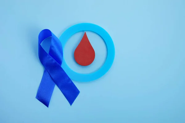 Världsdiabetesdagen medvetenhet. Blå band och cirkel med bloddroppe. — Stockfoto