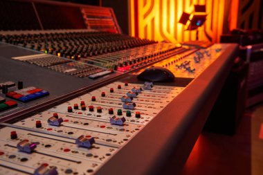 Ses kayıt stüdyosu karıştırma masası. Profesyonel ekipman. Kayıt.