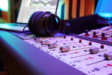 Dizüstü bilgisayarlı Müzik Kayıt Stüdyosu Kontrol Masası. Profesyonel ekipman. Kayıt.