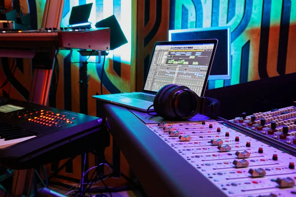 Music Record Studio Control Desk com tela de laptop. Equipamento profissional. Registo. — Fotografia de Stock