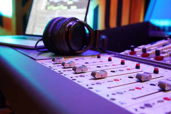 Music Record Studio Control Desk with Laptop Screen. Professional Equipment. Record. — Stock Photo, Image