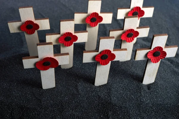 Minnesdag vallmo symbol på trä kors. 11 november är en minnesdag över första världskriget. — Stockfoto