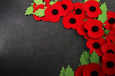 Dünya Savaşı 'nı anma günü. Kırmızı haşhaş savaşta ölenleri anmanın sembolüdür. Koyu taşlı arka planda kırmızı kağıt gelincikleri