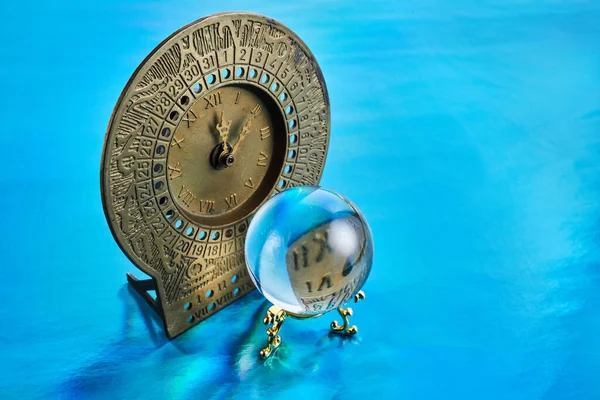 Christmas and New Year miracles and fortune-telling, the magic crystal ball with magic clock. — Stock Photo, Image