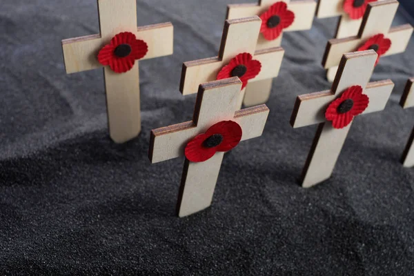 Minnesdag vallmo symbol på trä kors. 11 november är en minnesdag över första världskriget. — Stockfoto