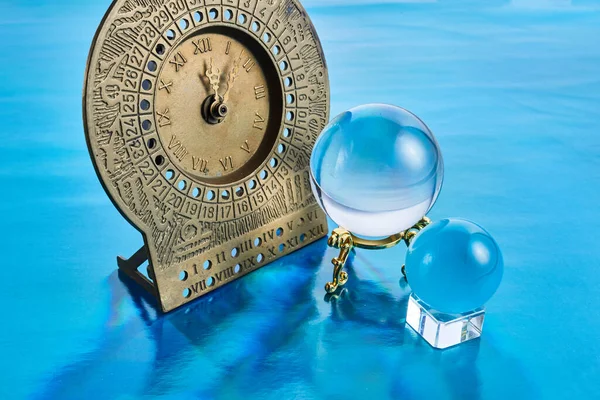 Milagres de Natal e Ano Novo e adivinhação, a bola de cristal mágico com relógio mágico. — Fotografia de Stock