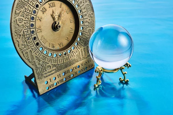 Χριστούγεννα και Πρωτοχρονιά θαύματα και μαντεία, η μαγική κρυστάλλινη σφαίρα με μαγικό ρολόι. — Φωτογραφία Αρχείου