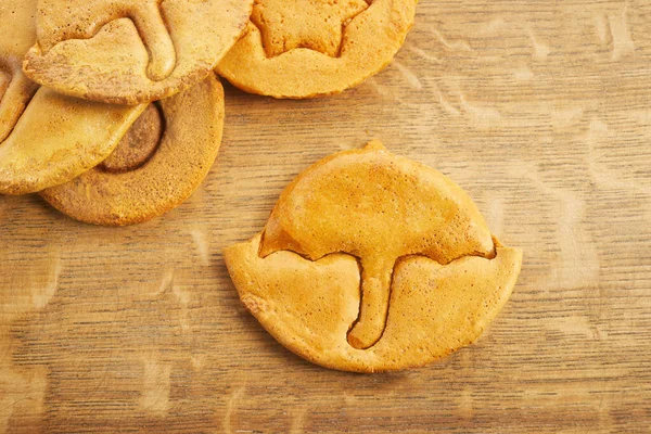 Galleta de azúcar coreana Dalgona panal con forma de paraguas para jugar nuevo desafío de caramelos de tendencia — Foto de Stock