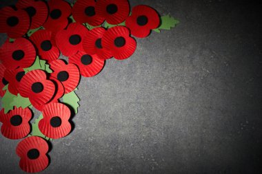 Dünya Savaşı 'nı anma günü. Kırmızı haşhaş savaşta ölenleri anmanın sembolüdür. Koyu taşlı arka planda kırmızı kağıt gelincikleri