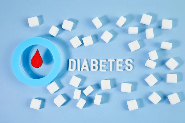 Consciência mundial do dia diabetes. Círculo azul com gota de sangue e cubos de açúcar. — Fotografia de Stock