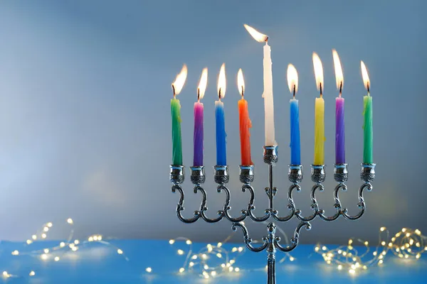 Fiesta judía fondo Hanukkah con menorah tradicional candelabros y velas sobre fondo azul — Foto de Stock