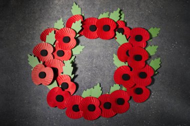 Dünya Savaşı 'nı anma günü. Kırmızı haşhaş savaşta ölenleri anmanın sembolüdür. Kırmızı gelincik çelengi.