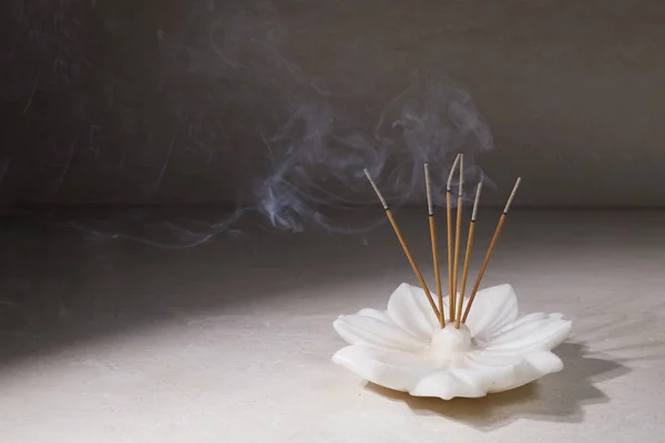 Fumo da bruciare bastoncini di incenso in piedi su portacenere di loto — Foto Stock