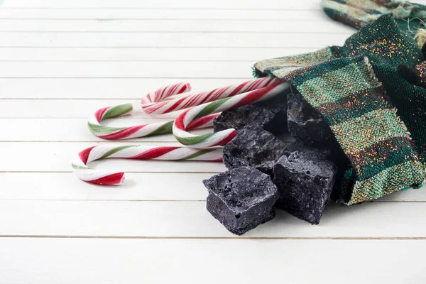 Calza Befana con carbone dolce e caramelle su sfondo di legno. Epifania Italiana tradizione del giorno. — Foto Stock