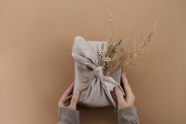 Sıfır atık Noel yatıyordu. El ele tutuşup Furoshiki tarzında basit bir Noel hediyesi alacağız. Plastiksiz sürdürülebilir yaşam tarzı