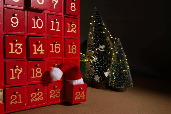 Rode Kerst Advent Kalender met Kerstman hoed. — Stockfoto