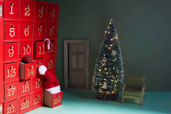 Czerwony Boże Narodzenie Adwent Kalendarz z kapeluszem Świętego Mikołaja. — Zdjęcie stockowe
