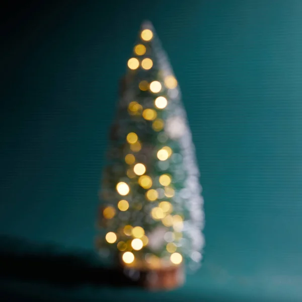 Concetto di Natale camera interna, albero di Natale, sedia, in camera vuota interno con pavimento verde e parete. — Foto Stock