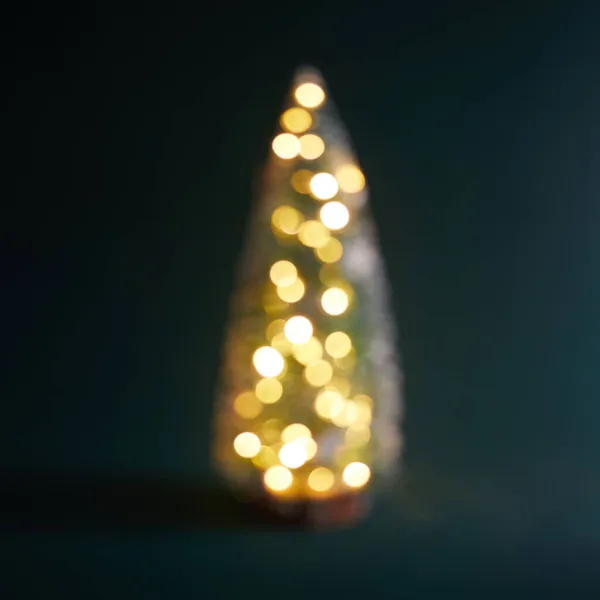 Concetto di Natale camera interna, albero di Natale, sedia, in camera vuota interno con pavimento verde e parete. — Foto Stock