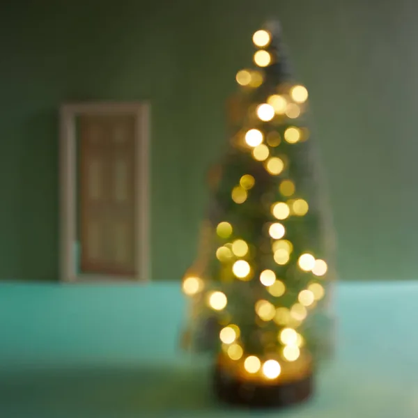 Concetto di Natale camera interna, albero di Natale, sedia, in camera vuota interno con pavimento verde e parete. — Foto Stock