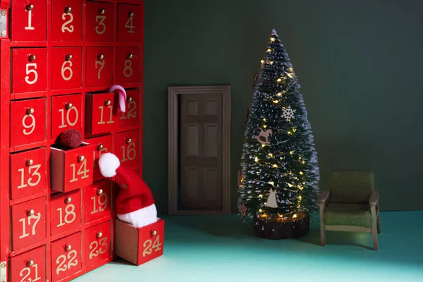 Czerwony Boże Narodzenie Adwent Kalendarz z kapeluszem Świętego Mikołaja. — Zdjęcie stockowe