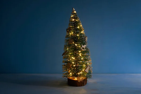 Gedecoreerde kerstboom op blauwe achtergrond. Ruimte voor tekst — Stockfoto